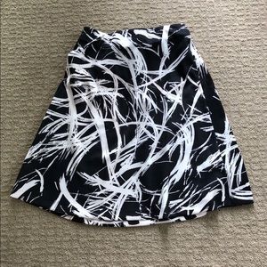 New with tags black & white print skirt (M)